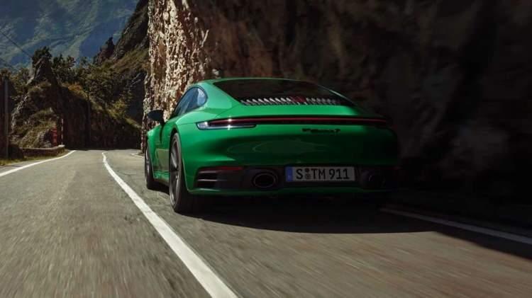 <p>Porsche’nin yeni arabası 911 Carrera T’nin ilk teslimatları 2023 yılının bahar aylarında yapılacak. Yeni Carrera T iki farklı model olan 911 Carrera ve Carrera S arasında konumlanıyor.</p>
