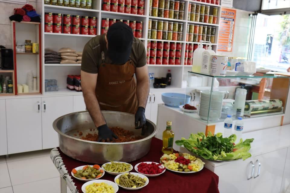 <p>Her iki kentteki etkinlik ve festivallerde en güzel çiğ köfte yoğurma yarışmaları düzenleniyor.</p>

<p> </p>
