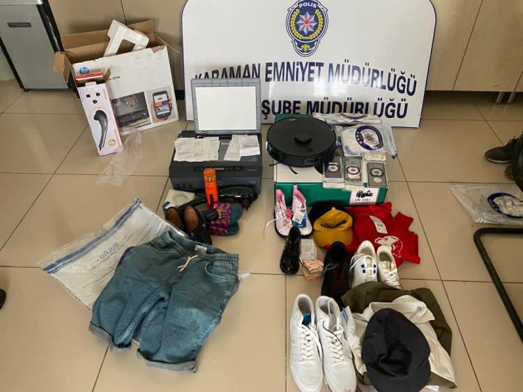 <p>Polis, 2 şüpheliyi şehir dışına çıkmak isterken yakaladı. Otomobilde yapılan aramada 17 bin TL, farklı elektronik cihazlar, kıyafetler ve kurumsal mağazalara ait fişleri buldu.</p>
