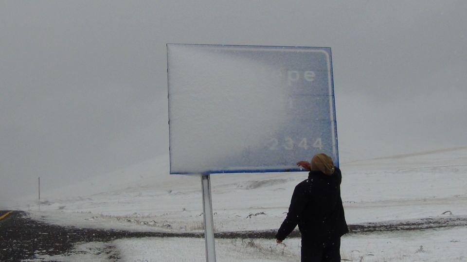 <p>Şu anda kar yağışı da var. Hava sıcaklığı eksi 4 dereceye kadar düştü. Kars’a kış geldi diyebiliriz” dedi.<br />
</p>