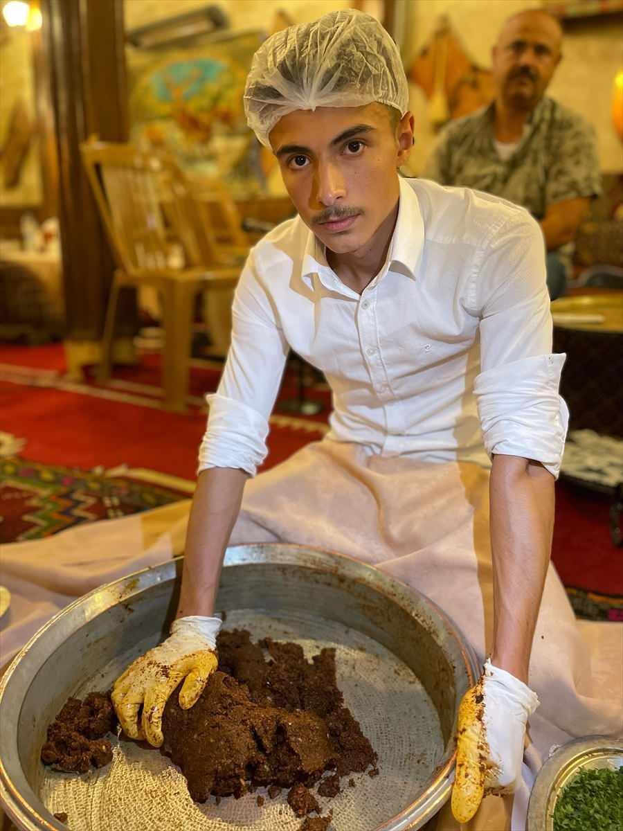 <p>Çiğ köfte ustası Ahmet Uzun da çiğ köfteye lezzetini yapımında kullanılan malzemelerin verdiğini belirtti.</p>
<p> </p>
