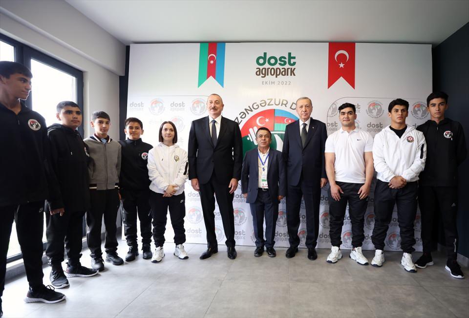 <p>Cumhurbaşkanı Recep Tayyip Erdoğan, Azerbaycan Cumhurbaşkanı İlham Aliyev ile Dost Agropark Zengilan Akıllı Tarım Köyü Projesi İlk Etabı açılışına katıldı. </p>
