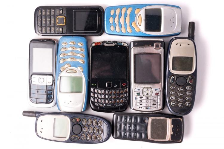 <p>Yeni telefonlar çıktıkça eski birçok telefon rafa kaldırılıyor. Ancak bu telefonlar yıllar geçtikçe değer kaybetmiyor aksine değer kazanıyor. Özellikle koleksiyonerler tarafından çok yüksek fiyatlara satın alınıyorlar. İşte şimdiye kadar satılan bazı eski telefonlar ve fiyatları...</p>
