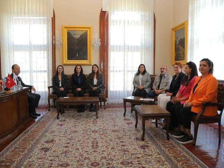 <p>Son olarak Edirne Belediyesi Kadın Aile Hizmetler Müdürlüğü'nce 'Şehidimize son görev' isimli kermes yapıldı.</p>
