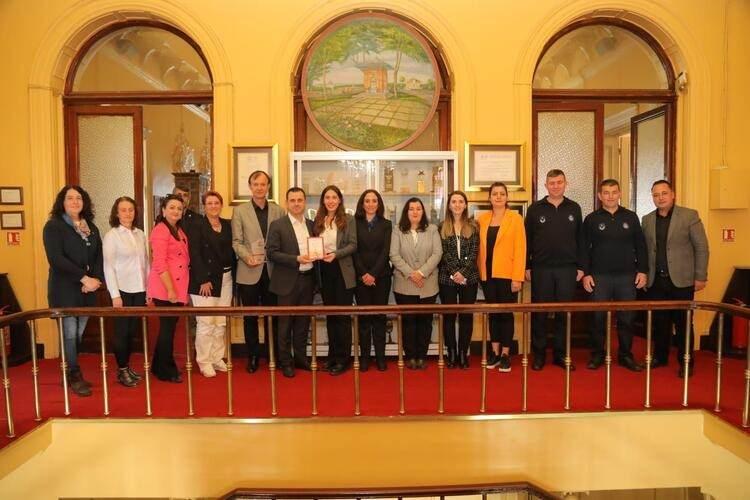 <p>Bağış sonrası LÖSEV Halkla İlişkiler Sorumlusu Setenay Tan, Sosyal Hizmetler Uzmanı Hatice Doğan, Aktif İletişim Personeli Evrim Erdoğan, Edirne Komite Ailesi Ceylan Toker, Edirne Belediye Başkanı Recep Gürkan'ı ziyaret ederek, teşekkür sertifikası takdim etti.</p>