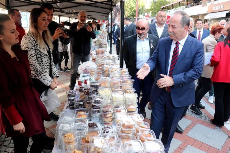 <p><strong>"Edirne Belediyesi olarak, Kadın ve Aile Müdürlüğü'nün koordinasyonunda tüm birimlerimiz ile Emekli Astsubaylar Derneği, Mor Ev ve Üretici Kadınlarla beraber kermes yaptık.</strong></p>
