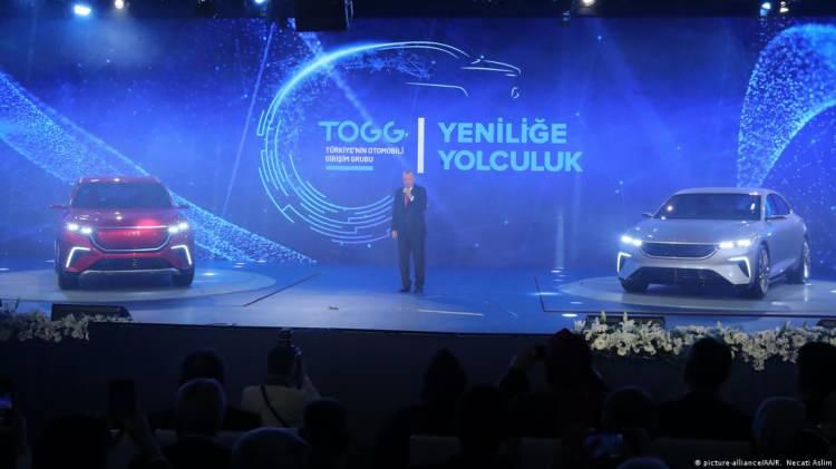 <p>"Türkiye'nin Otomobili Girişim Grubu Yeniliğe Yolculuk Buluşması" adıyla Cumhurbaşkanı Erdoğan'ın katılımıyla aynı gün gerçekleşen tanıtımda "C-SUV", "C-SEDAN" ön gösterim araçlarının özellikleri ilk kez kamuoyuyla paylaşıldı.</p>
