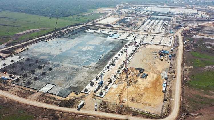 <p>Togg'un Gemlik'te Elektrikli Otomobil Üretim Tesisi Projesi ile ilgili Çevresel Etki Değerlendirmesi (ÇED) başvuru dosyası, 2 Mart 2020'de halkın görüşüne açılırken, ÇED toplantısı, 17 Mart'ta yapıldı. 2 Haziran'da da fabrika inşaatının başlayabilmesi için gerekli ÇED raporu Çevre ve Şehircilik Bakanlığından olumlu olarak alındı.</p>