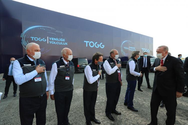 <p>Togg Mühendislik, Tasarım ve Üretim Tesisleri'nin inşaatına başlama töreni 18 Temmuz'da gerçekleştirildi. Bursa'nın Gemlik ilçesinde 1,2 milyon metrekarelik alan üzerinde kurulacak fabrikanın temeli, Cumhurbaşkanı Erdoğan'ın katılımıyla atıldı</p>