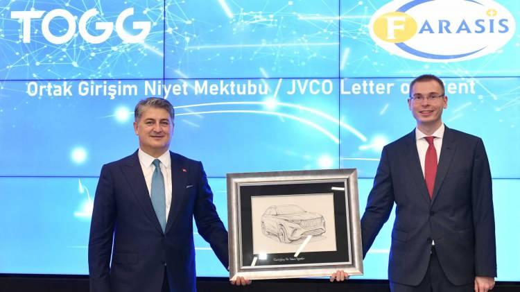 <p>Togg, geliştirmekte olduğu elektrikli araç ürün gamı içindeki en temel bileşenlerden olan batarya modülü ve paketinin Türkiye'de üretilmesi için dünyanın önde gelen Li-Ion batarya üreticilerinden Farasis'i iş ortağı olarak seçti. 20 Ekim'de, Bilişim Vadisi'nde Togg Yönetim Kurulu üyelerinin de katılımıyla kapsamlı niyet mektubu imzalandı.</p>