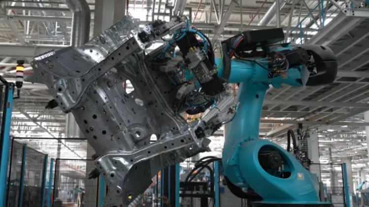 <p>Kilit aşamalardan biri daha tamamlanarak, Gemlik'te parça kontrol ve doğrulamaları ardından ilk C-SUV gövdesinin deneme üretimi robot hatlarda gerçekleştirildi.</p>