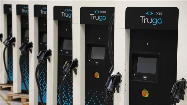 <p>Togg, Trugo markasıyla Enerji Piyasası Düzenleme Kurumuna (EPDK) yaptığı başvuru sonucu şarj ağı işletmeci lisansını 1 Temmuz'da aldı.</p>