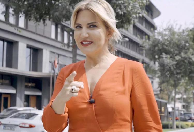 <p><span style="color:#800080"><strong>Son haliyle herkesi şaşkına çeviren ünlü sunucu, verdiği kilolarla resmen 10 yaş daha gençleşti.</strong></span></p>
