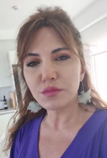 <p><span style="color:#800080"><strong>Ünlü sunucu Şule Zeybek'in yılarca kullandığı sarı saçlarını kahverengiye çevirmesi de dikkatlerden kaçmadı.</strong></span></p>
