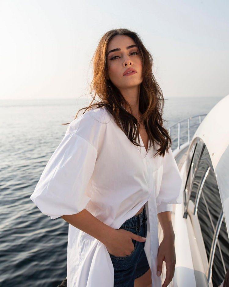 <p><span style="color:#800080"><strong>1. ESRA BİLGİÇ</strong></span></p>