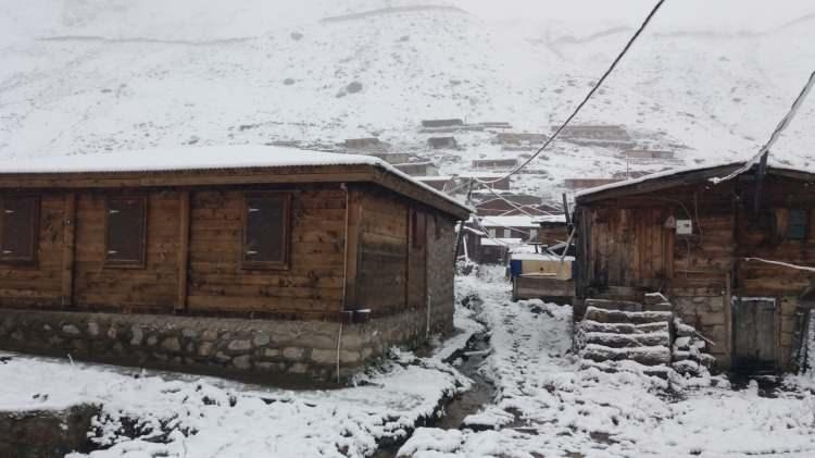 <p>Doğu Karadeniz'in yüksek kesimlerinde dün geceden itibaren kar yağışı etkili olurken, Rize'nin Çamlıhemşin ilçesinde yaylalar, beyaza büründü. </p>