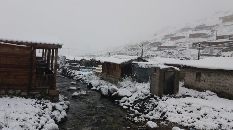 <p>İlçenin Kavron ve Samistal yaylalarında kar kalınlığı yer yer 15 santimetreye ulaştı. </p>
