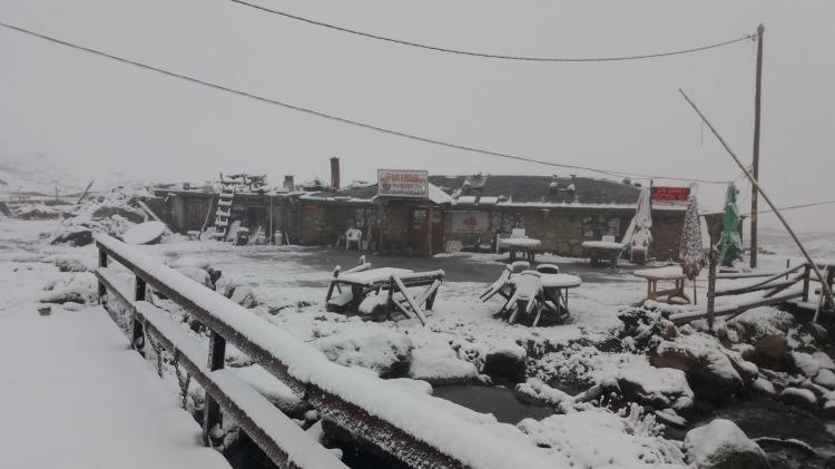 <p>Yaylacılar kar yağışı ile birlikte köylerine dönüş için hazırlık başlattı.</p>