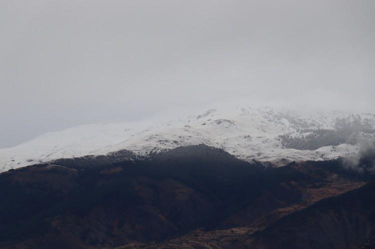 <p> Dün hava çok sıcaktı çok güneşli bir hava vardı herkes dışarıda oturuyordu, bu sabah uyandığımızda her yer bulutlu ve kar yağmıştı. </p>