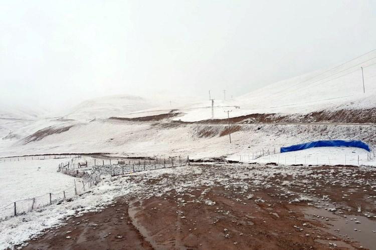 <p>Kar yağışının ardından hava sıcaklığının hissedilir derecede düştüğü Gümüşhane’de yüksek kesimlerde sıfırın altına düşerken yağış nedeniyle hafif zirai don riskinin oluştuğu Gümüşhane’de üreticilerin bu konuda dikkatli ve tedbirleri olmaları istendi.</p>