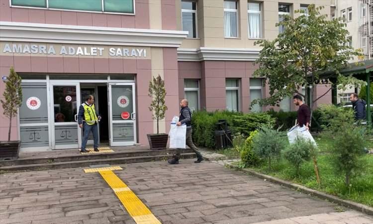 <p><strong>15 DELİL TORBASI ADLİYEYE GETİRİLDİ</strong></p>
<p> </p>
<p><strong>Öte yandan soruşturmaya etki edecek nitelikte delillere ulaşılması amacıyla maden işletmesinde polis tarafından el konulan madenci baret feneri, çeşitli cihaz ve belgeler, ekiplerce 15 delil torbasıyla Amasra Adliyesi'ne getirildi.</strong></p>