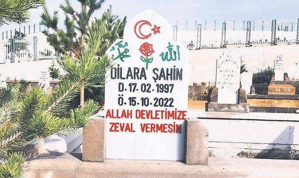 <p>Şahin ailesi, kızları Dilara'nın <strong>"Allah devletimize zeval vermesin"</strong> şeklindeki son sözlerini mezar taşına yazdırdı.</p>