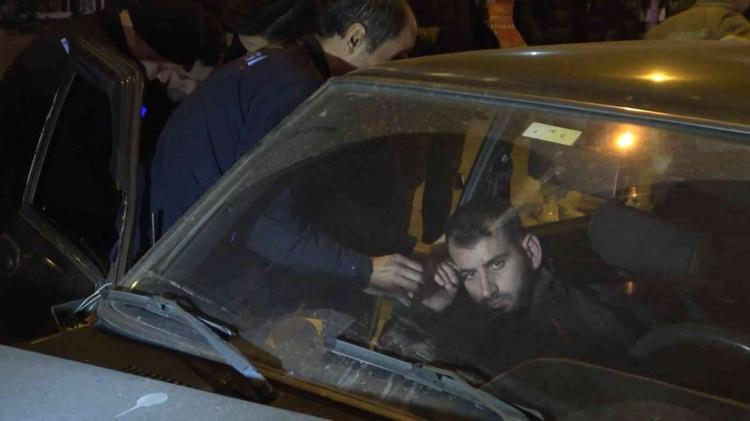 <p>Bursa’da uyumak için otomobilini yolun sağına çeken kişi, seyir halindeki başka bir aracın otomobiline çarpması sonucu aracın içinde sıkıştı. Ne olduğunu anlayamayan kazazede gözünü hastanede açtı.<br />
Olay, merkez Osmangazi ilçesi Ankara Yolu Caddesi üzerinde yaşandı.</p>