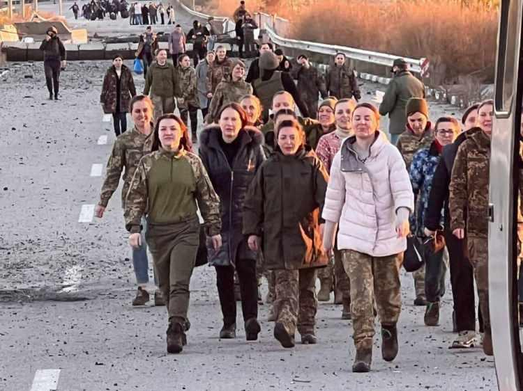 <p>Rusya ve Ukrayna arasında 218 esir takas edildi. Rusya tarafı 108 Ukraynalı kadını, Ukrayna tarafı aralarında sivillerinde bulunduğu 110 kişiyi serbest bıraktı.</p>