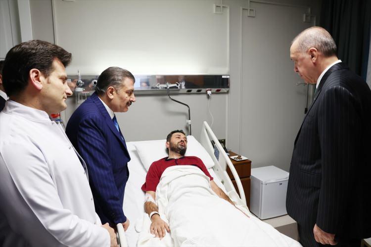 <p>Cumhurbaşkanı Recep Tayyip Erdoğan, Azerbaycan'da trafik kazası geçiren AK Parti Genel Başkanvekili Binali Yıldırım ile AK Parti İstanbul Milletvekili Şamil Ayrım'ı, Çam ve Sakura Şehir Hastanesi'nde ziyaret etti.</p>
