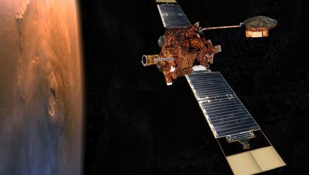 <p>Nature Astronomy dergisinde "Mars'ın Güney Kutbu Altındaki Parlak Radar Yansımalarını Sıvı Su Olmadan Açıklamak" başlığıyla yayınlanan bu çalışma, 2018 bulgusuna alternatif bir açıklama sunuyor.</p>
