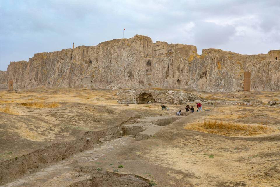 <p>Çalışmaların tamamlanmasıyla alanın turizme açılacağını ifade eden Baş, "Eski Van Şehri'nin geçmişi milattan önce 3000'lere dayanıyor. Urartu medeniyeti döneminde başkent olarak kullanılıyor. Sonra pek çok medeniyetin iz bıraktığı, yaşamın kesintisiz devam ettiği bir merkez haline gelmiş. </p>
