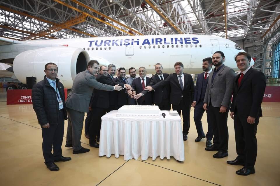 <p>THY Teknik AŞ'nın İstanbul Havalimanı'ndaki hangarında ilk Airbus A350-900 tipi uçağın bakımının tamamlanması ve uçağın hangardan çıkışı dolayısıyla tören düzenlendi.</p>

<p> </p>
