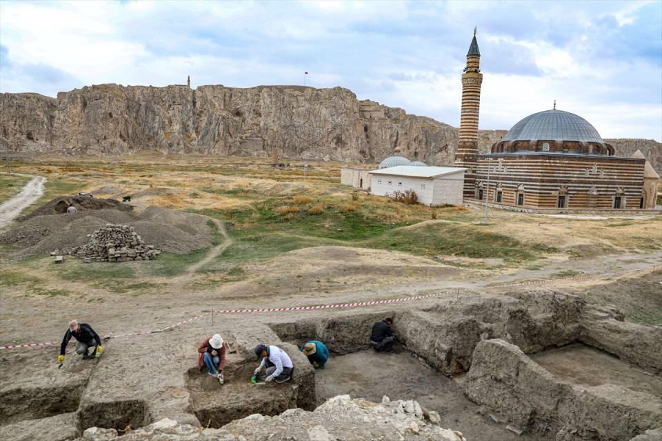 <p>Amacımız surların hem mimari yapısını ortaya çıkarmak hem de restorasyona yönelik sağlam veriler etmek." dedi.</p>

<p> </p>
