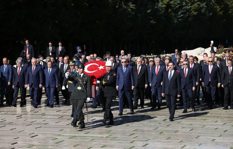 <p>Cumhurbaşkanı Erdoğan başkanlığındaki devlet erkanı, 29 Ekim Cumhuriyet Bayramı ve Cumhuriyet'in ilanının 99'uncu yıl dönümü dolayısıyla Anıtkabir'i ziyaret etti.</p>
