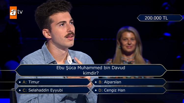 <p><span style="color:#000000"><strong>200.000 TL değerindeki 10'uncu soruya ulaşmayı başaran yarışmacı "Ebu Şüca Muhammed Bin Davud kimdir?" sorusu karşısında büyük bir şaşkınlık yaşadı. </strong></span></p>
