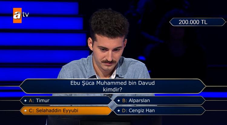 <p><span style="color:#000000"><strong>Risk almaktan çekinmeyen yarışmacı C Şıkkı Selahaddin Eyyubi yanıtında karar kıldı. </strong></span></p>
