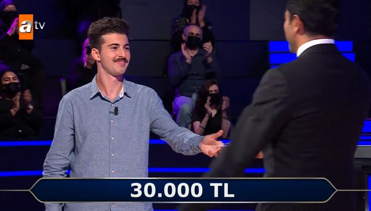 <p><span style="color:#000000"><strong>Büyük bir hayalkırıklığı yaşayan yarışmacı 30.000 TL değerindeki ödülle yarışmadan ayrıldı. </strong></span></p>
