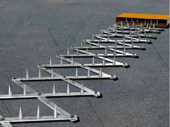 <p><strong>"BİR DAKİKADA KURULUYOR"</strong></p>

<p>Elektrikli kapanın portatif olması ve mobil olarak bir personel tarafından kolayca taşınabilir olmasıyla avantajlı olduğundan bahseden &Uuml;retim Sorumlusu Ahmet T&uuml;rkmen, kapanın ara&ccedil;tan indirilip kurulmasının bir dakika s&uuml;rd&uuml;ğ&uuml; ve bir ka&ccedil; saniyede a&ccedil;ılabildiğini b&ouml;ylece gelen araca acil m&uuml;dahale sağlanabildiğini s&ouml;yledi.</p>
