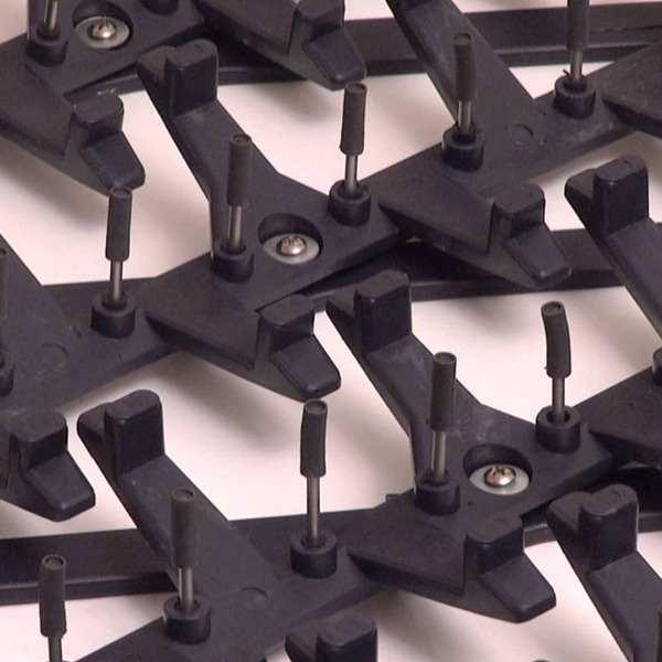 <p><strong>"PATENTLİ İLK &Uuml;R&Uuml;N"</strong></p>

<p>Bu cihazların Avrupa&rsquo;da Amerika&rsquo;da havalı sistemlerle yapıldığını anlatan T&uuml;rkmen, &ldquo;Oradaki sistemde cihazın a&ccedil;ılabilmesi i&ccedil;in 11 bar civarında bir hava gerekiyor. Bu havanın emniyet ara&ccedil;larıyla &ccedil;alışması olduk&ccedil;a zor. Sistemi a&ccedil;mak i&ccedil;in yanlarında yeterli batarya gezdirilemiyor. Kullanım zorluklarından dolayı motorlu olanın daha verimli olduğunu hesapladık. Bizim sistemimiz hem daha g&uuml;&ccedil;l&uuml; hem daha fazla kullanılıyor. Motorlu mekanik sistem sadece T&uuml;rkiye&rsquo;de Antalya&rsquo;da var ve d&uuml;nyada patentli olan ilk ve tek &uuml;r&uuml;n&rdquo; ifadelerini kullandı.</p>

<p><strong>"G&Uuml;ZEL BİR &Ouml;RNEK"</strong></p>

<p>Firmanın Akdeniz &Uuml;niversitesi akademik &ccedil;alışmalarının Antalya sanayisiyle buluştuğu g&uuml;zel &ouml;rneklerinden bir tanesi olduğunu s&ouml;yleyen . Şirket M&uuml;d&uuml;r&uuml; İbrahim İşlek de &ldquo;Şirketimizin bug&uuml;ne gelmesinde Akdeniz &Uuml;niversitesi&rsquo;nin &ccedil;ok &ouml;nemli katkıları oldu. Antalya Teknokent Genel M&uuml;d&uuml;rl&uuml;ğ&uuml; Kulu&ccedil;ka Merkezinden başladığımızdan bug&uuml;ne hem deneyim aktarmada, hem yol g&ouml;stermede hem destek olmada b&uuml;y&uuml;k emekleri ge&ccedil;ti. Akdeniz &Uuml;niversitesi Rekt&ouml;r&uuml;m&uuml;z Prof. Dr. &Ouml;zlenen &Ouml;zkan ve Teknokent Genel M&uuml;d&uuml;r&uuml; İbrahim Yavuz bize her zaman &ouml;nemli katkılarda bulunuyor, destek oluyor&rdquo; dedi.</p>
