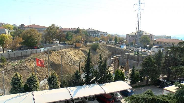 <p><strong>"İNŞAAT ÇALIŞANLARI BİZE ARAÇLARINIZI KALDIRIN ÇÖKME TEHLİKESİ VAR DEDİ"</strong></p>

<p>İş merkezi çalışanı Nihan Erdal da, çatlakların inşaatın başlamasından sonra oluştuğunu belirterek "<strong>Büyük endişelerimiz var. Otopark alanımız çökmeye yakın. Çatlaklar, zamanla büyümeye başladı. Karşımızdaki yolda da çöküntüler meydana geldi. O yol tek şeride düştüğü için kazaya sebebiyet verebilir. Çatlaklardan dolayı korkuyorum. Otoparktan aracımı alırken bir önce çıkmak istiyorum. Çöküntü olursa yakalanmak istemiyorum. Bir kez inşaat çalışanları 'araçlarınızı buradan kaldırın çökme tehlikesi var' uyarısı yaptı</strong>" diye konuştu.</p>
