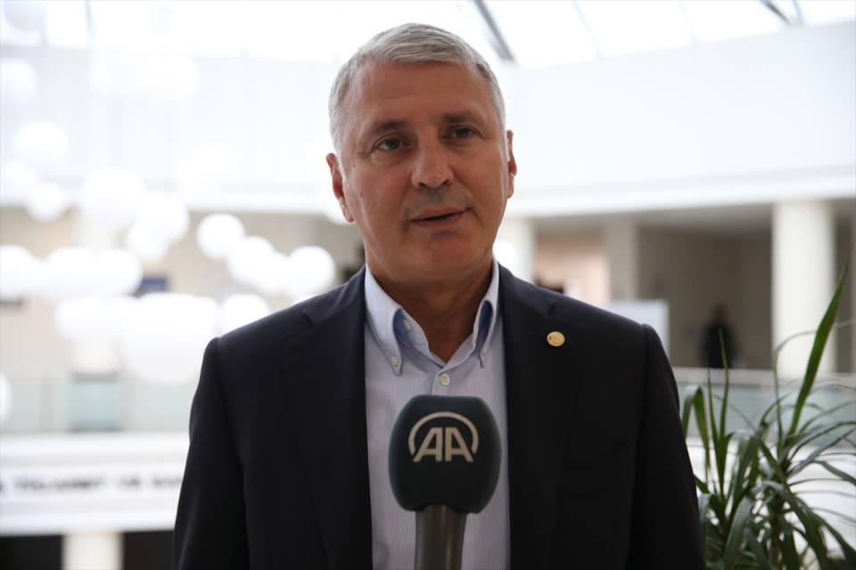 <p><strong>- "Başka illerden insanlar, Sakarya'ya kabak tatlısı yemeye geliyor"</strong></p>

<p>SATSO Yönetim Kurulu Başkanı Akgün Altuğ, kentin topraklarının ülkenin en verimli tarım arazileri arasında yer aldığını söyledi.</p>

<p>Sakarya'da yetişen kabaktan birçok ürün çıkarıldığını, tatlının da bunlardan biri olduğunu anlatan Altuğ, "Yıllardır kabak tatlısı lezzetli şekilde hem evlerde hem de şehirdeki birçok restoranda yapılır, misafirlere sunulur." dedi.</p>

<p> </p>
