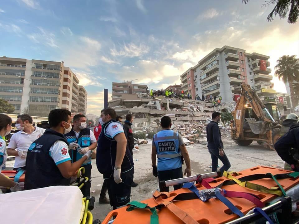<p>İzmir iş dünyası tarafından başlatılan "Birlikten İzmir Doğar" kampanyasıyla yaptırılan 120 konutun da inşaatının tamamlanarak TOKİ'ye teslim edildiği, yıl sonuna kadar teslimlere başlanacağı belirtildi.</p>