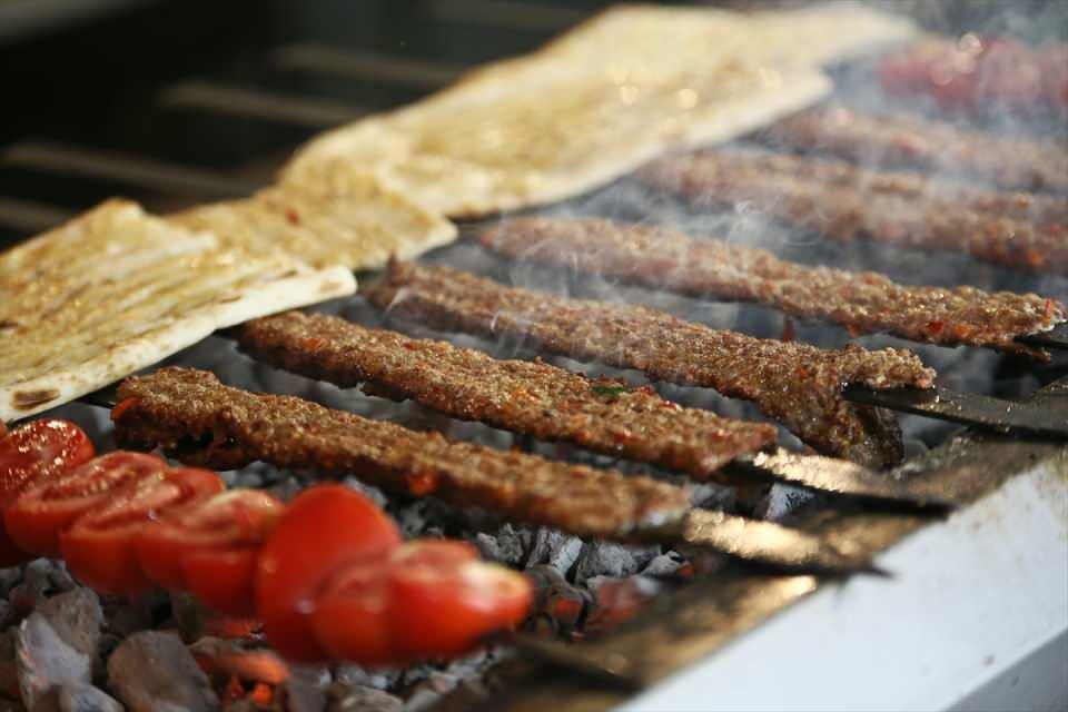 <p> İki kentin arasındaki farkı göstermek istedik. Yöresel bir lezzet. Urfa kebabının ayrı, Adana kebabının ayrı ve kendine has bir lezzeti var. Arasındaki fark ise sadece bizim kebabımızda toz biber var. </p>