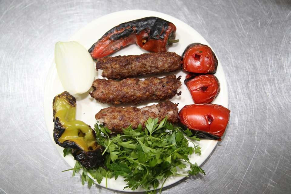 <p>Urfa kebabının doğal ve sade olduğunu anlatan Akbaş, şunları kaydetti:</p>

<p>"Şanlıurfa'ya has olan sade kebap çok tercih ediliyor. En önemli özelliği sade olması, hayvanın kuyruk yağı dahi konulmuyor. Yiyenler, etin lezzetini çok güzel bir şekilde alıyor.</p>
