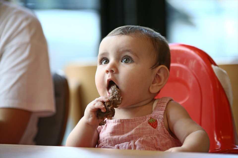 <p><strong>- "Adana kebabı bir numara"</strong></p>
<p>Kebap ustası Cevat Dargın da "Adana sıcağında işimizi aşkla yapmaya çalışıyoruz. Bu işten zevk almamız lazım yoksa Adana sıcağında yapamayız. Müşterilerimize en iyi kebabı sunabilmek için yoğun mesai harcıyoruz." ifadelerini kullandı.</p>
<p> </p>