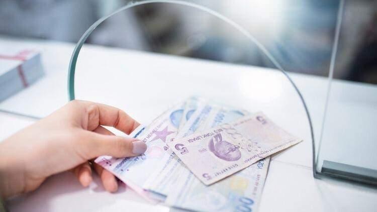 <p><strong>8- SGK ücret bildirimim düşük gösterildiği için itiraz edip emekli maaşımı artırabilir miyim?<br />
</strong></p>
<p>Aldığınız brüt ücret ile SGK'ya bildirilen kazançları e-devlet üzerinden kontrol edebilirsiniz. Eğer ücret bildirimi düşükse işverenden bunun düzeltilmesini talep edebileceğiniz gibi, bildirim konusunda hizmet tespit davası açma hakkınız da bulunuyor.</p>