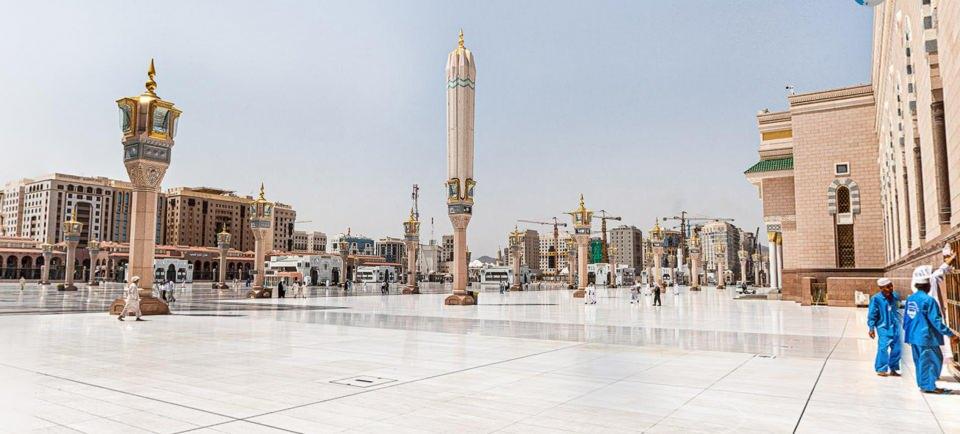 <p>Suudi Arabistan; Mescidi Nebevi’yi üç gün boyunca ziyaret etmek için sanal bir 3D yazılım oluşturdu.<br />
<br />
Mescid-i Nebevi Avlusu</p>

<p> </p>
