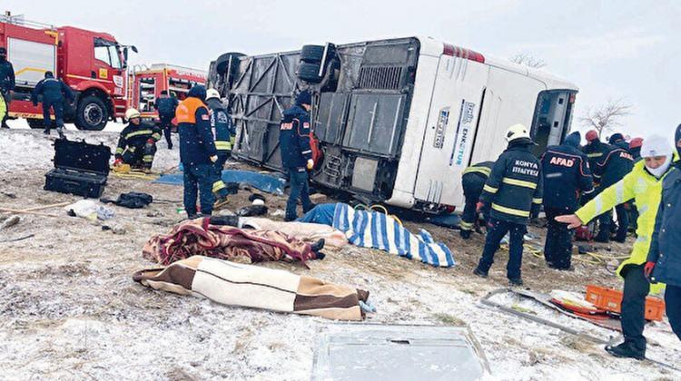 <p>'ENGELLİ RAPORUM EHLİYETİME ENGEL DEĞİLDİR'</p>
<p>Konya 3'üncü Ağır Ceza Mahkemesi'nde tutuklu yargılanmasına başlanan sanık Çetintaş, savunmasında, buzlanma nedeniyle otobüsün kontrolünü kaybettiğini belirterek, "Ben şehirler arası otobüs kullanırım. Olay günü İzmir'den Kapadokya'ya tura çıkan bir aracın şoförlüğünü yaptım. Araçta 2 şofördük. Aracı Manisa'da aldım, Afyonkarahisar'a kadar getirdim. Afyon'da diğer arkadaş aracı kullanmaya başladı. Konya'ya yarım saat kala tekrar bana verdi. O arada ben uyudum, dinlendim. Sonrasında malum olay oldu. Hava rüzgarlıydı. Ayrıca gizli buzlanma da varmış. Karayolları'nın da yol çalışması yoktu. Kaza meydana geldi" dedi. </p>