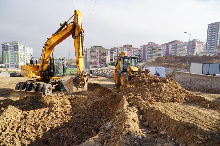 <p>İnşallah bu temellerini attığımız projelerin devamı da bundan sonra gelecek” dedi.<br />
Konuşmanın yaşam alanının temeli dualarla atıldı.</p>
