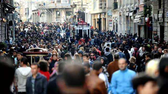 <p>TÜİK'in açıkladığı verilere göre, İstanbul'un nüfusu 15 milyon 840 bin 900 kişi oldu. Yani Türkiye nüfusunun yüzde 18,71'i megakentte yaşıyor.<br />
<br />
Ancak nüfusun 13 milyondan fazlasının kütüğü başka illere kayıtlı. Şehirde yaşayanların sadece 2 milyon 164 bin 766`sı İstanbullu.</p>

<p>Megakentte, 108 bin 444 Ankaralı, 71 bin 998 İzmirli yaşıyor. Peki, İstanbul`da kütüğü farklı şehirlere kayıtlı kaç kişi ikamet ediyor? İşte il il detaylar...</p>
